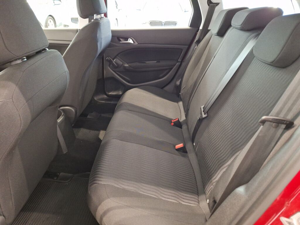 Peugeot 308 2018 Punainen