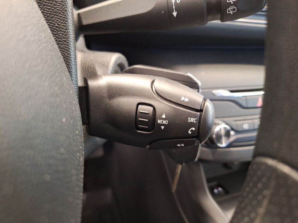 Peugeot 308 2018 Punainen