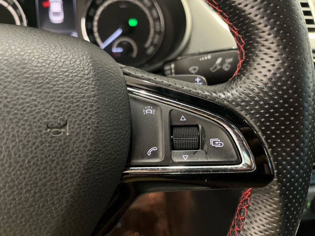 Skoda Octavia 2016 Punainen