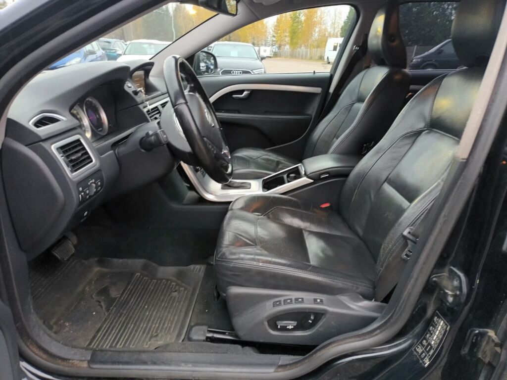 Volvo V70 2013 Musta
