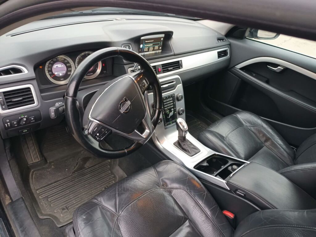 Volvo V70 2013 Musta