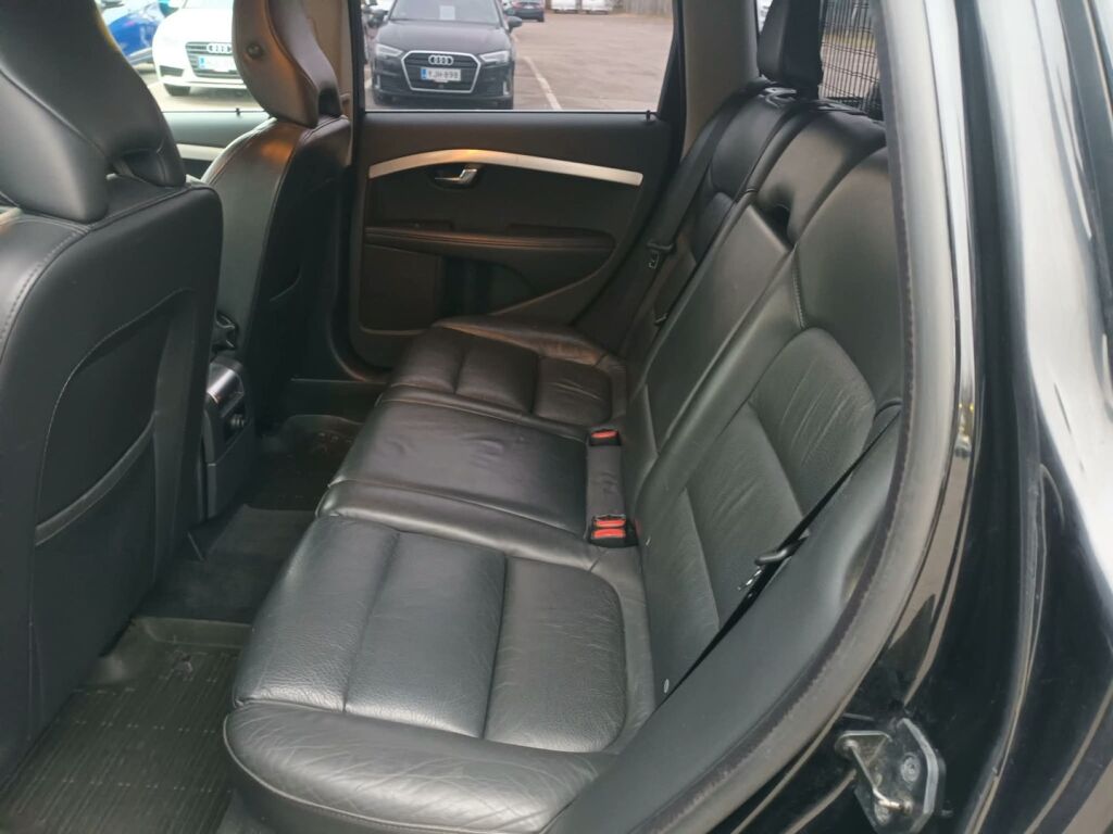 Volvo V70 2013 Musta