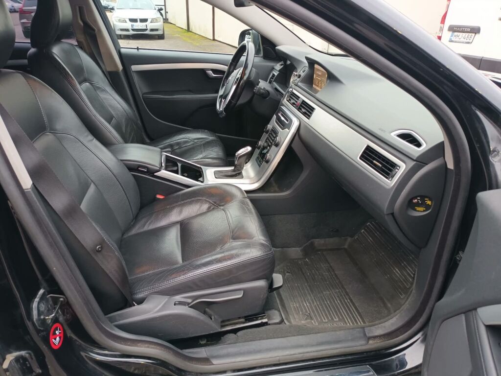 Volvo V70 2013 Musta
