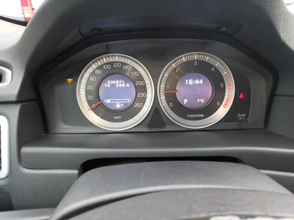 Volvo V70 2013 Musta