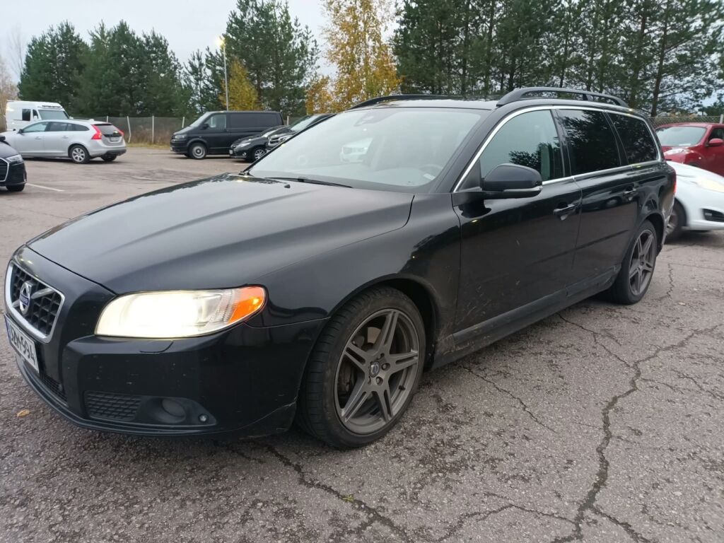 Volvo V70 2013 Musta