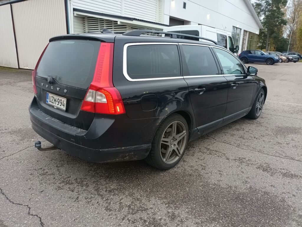 Volvo V70 2013 Musta