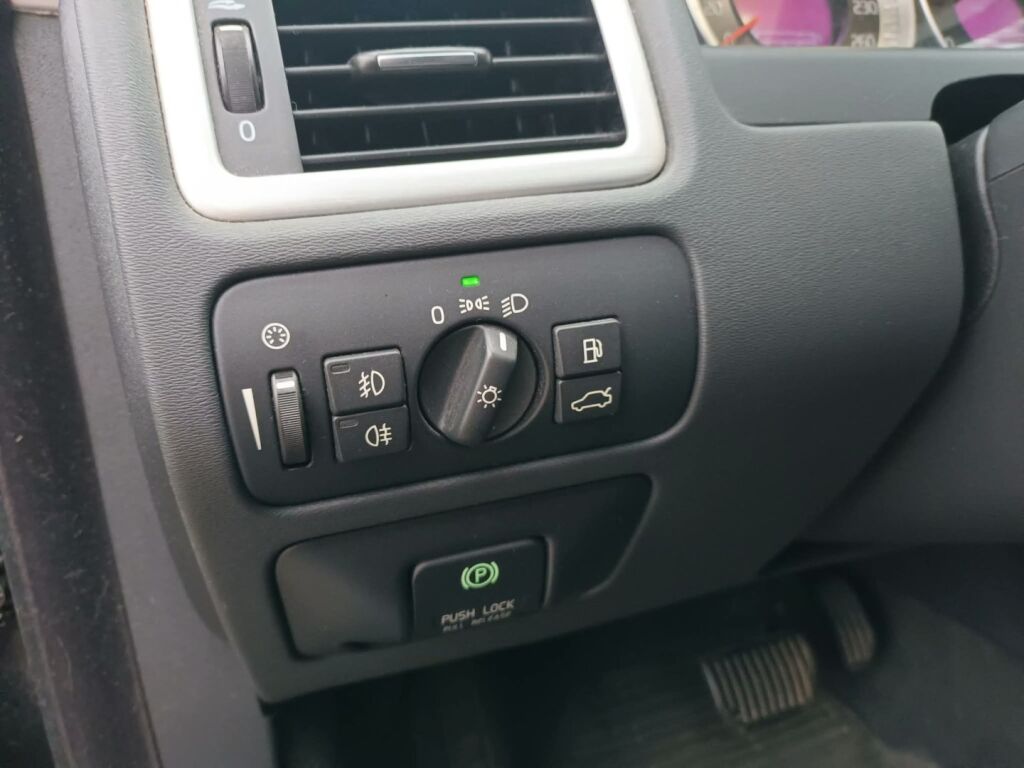 Volvo V70 2013 Musta