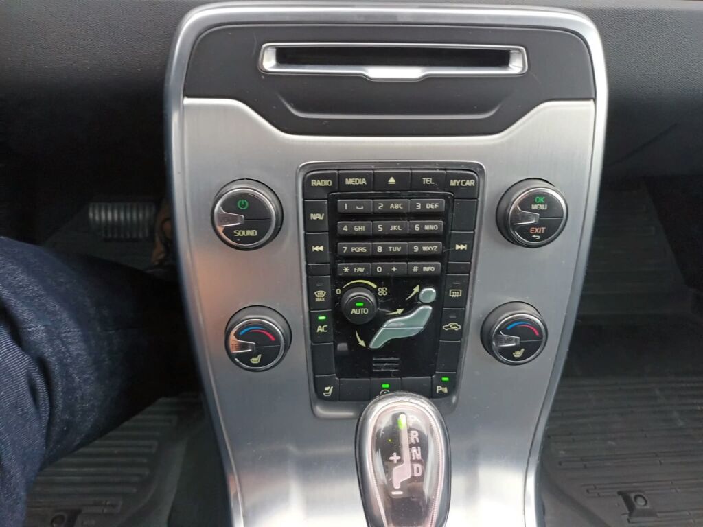 Volvo V70 2013 Musta