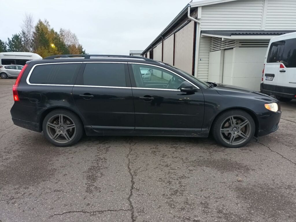 Volvo V70 2013 Musta