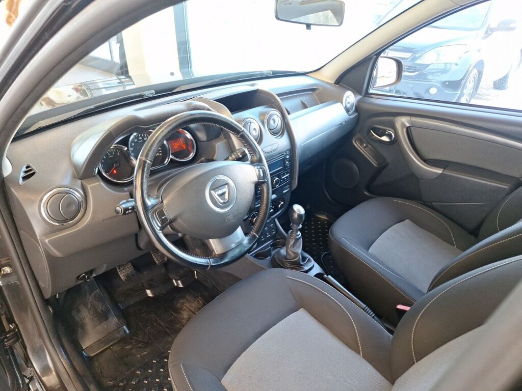 Dacia Duster 2017 Musta