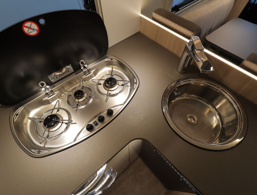 Bürstner LYSEO T 734 2017 Valkoinen