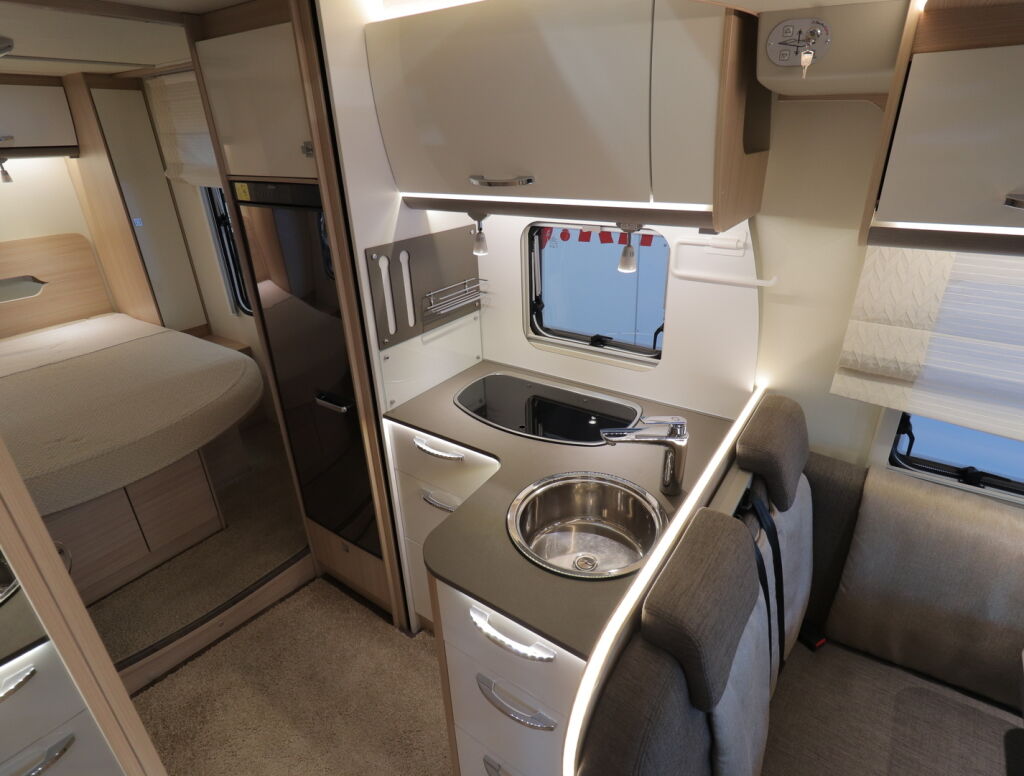 Bürstner LYSEO T 734 2017 Valkoinen