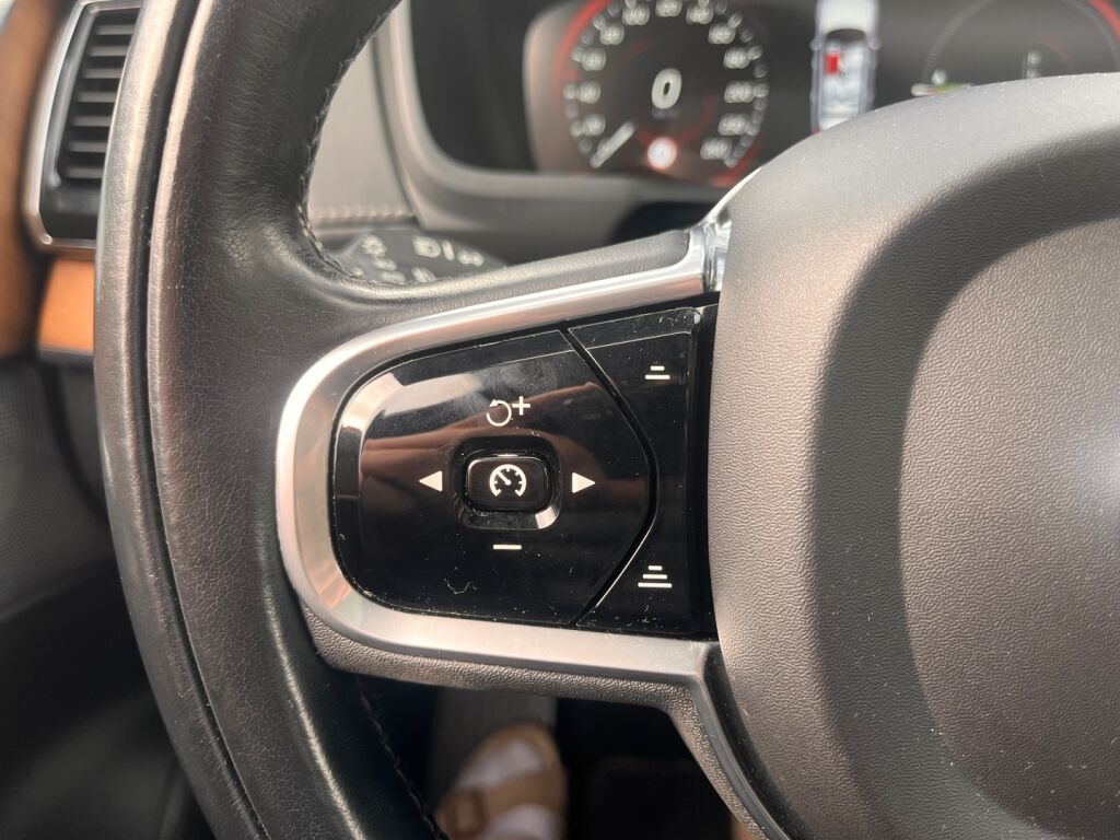 Volvo XC90 2017 Musta
