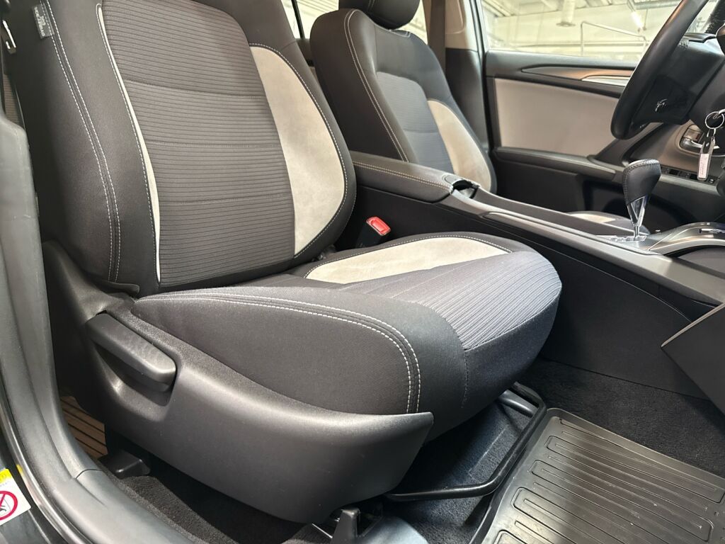 Toyota Avensis 2017 Musta