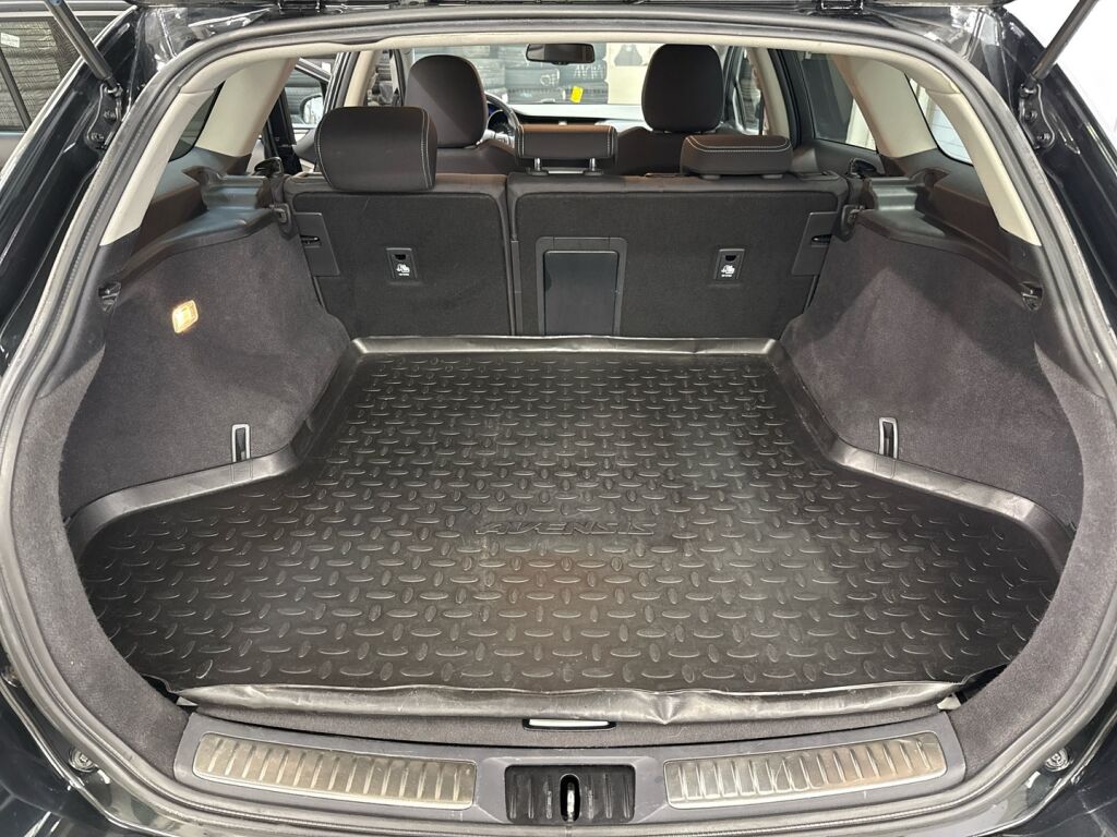 Toyota Avensis 2017 Musta