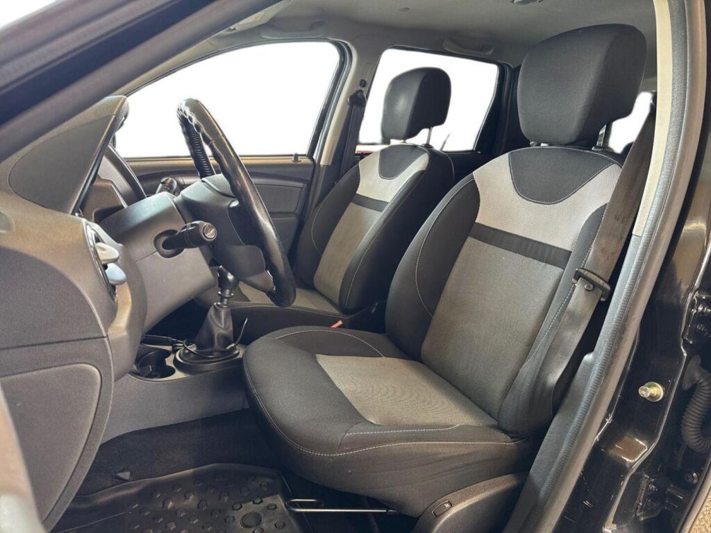 Dacia Duster 2017 Musta