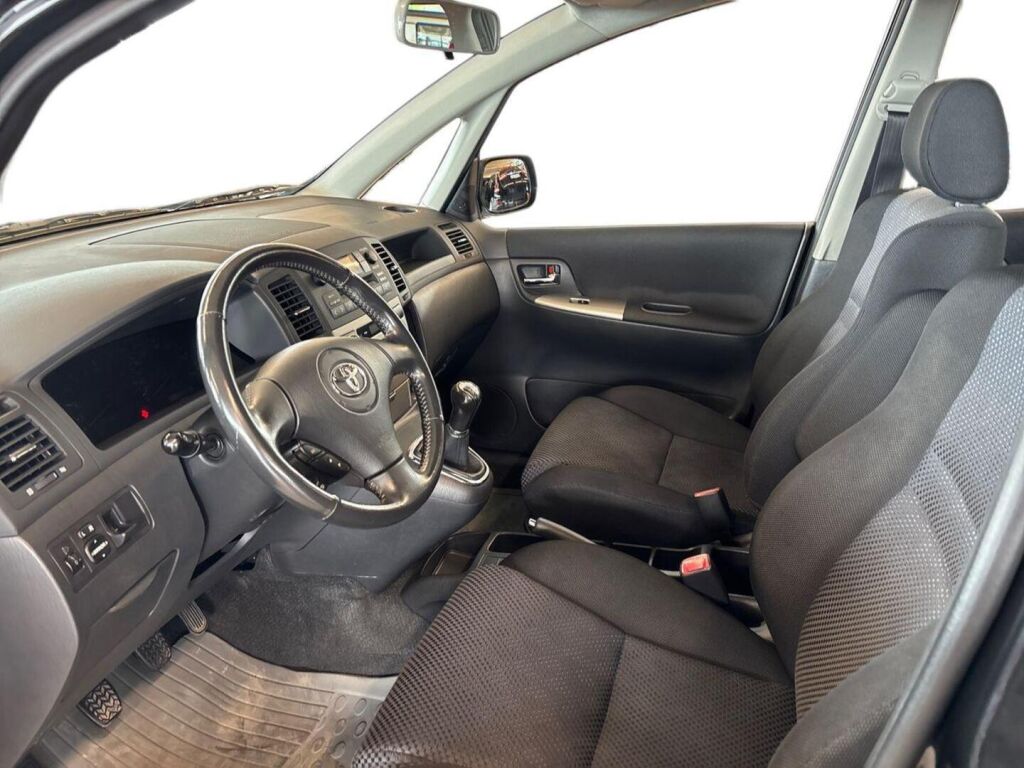 Toyota Corolla Verso 2003 Musta