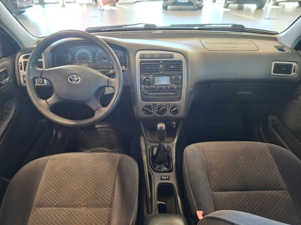 Toyota Avensis 2002 Punainen