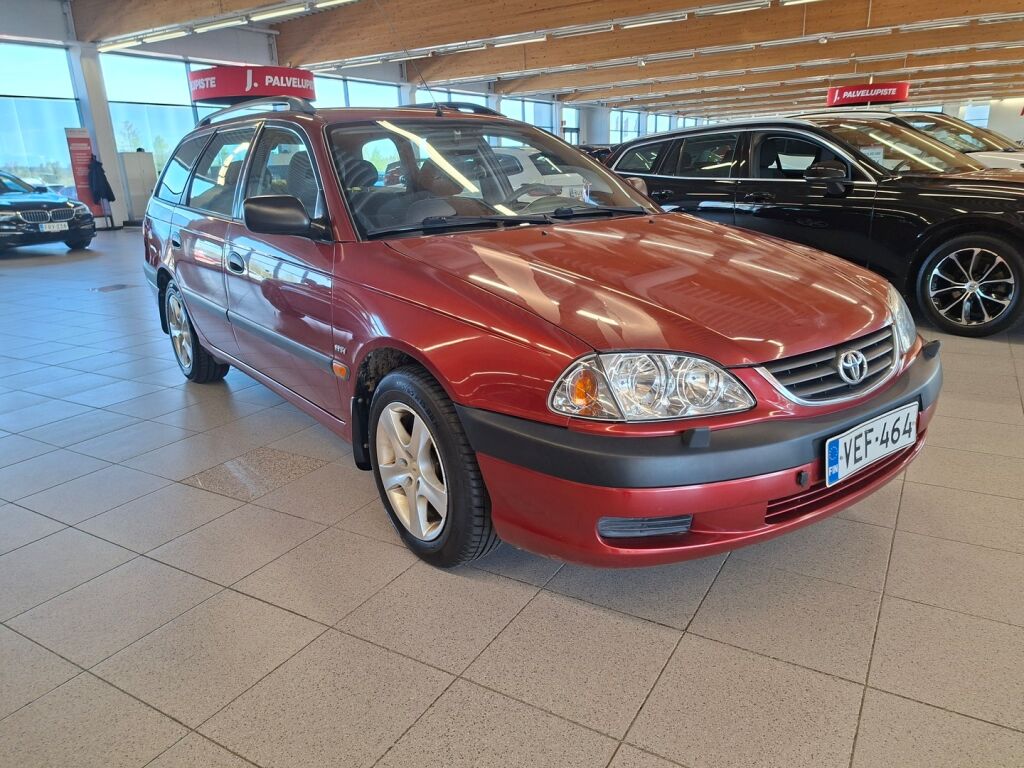 Toyota Avensis 2002 Punainen