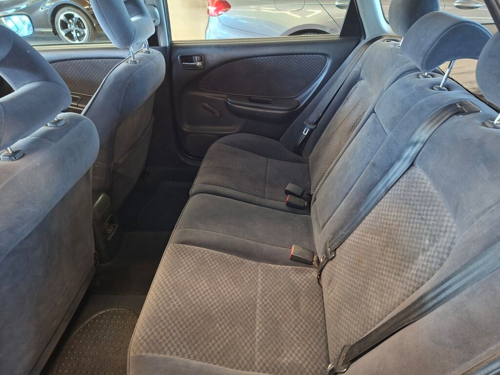 Toyota Avensis 2002 Punainen