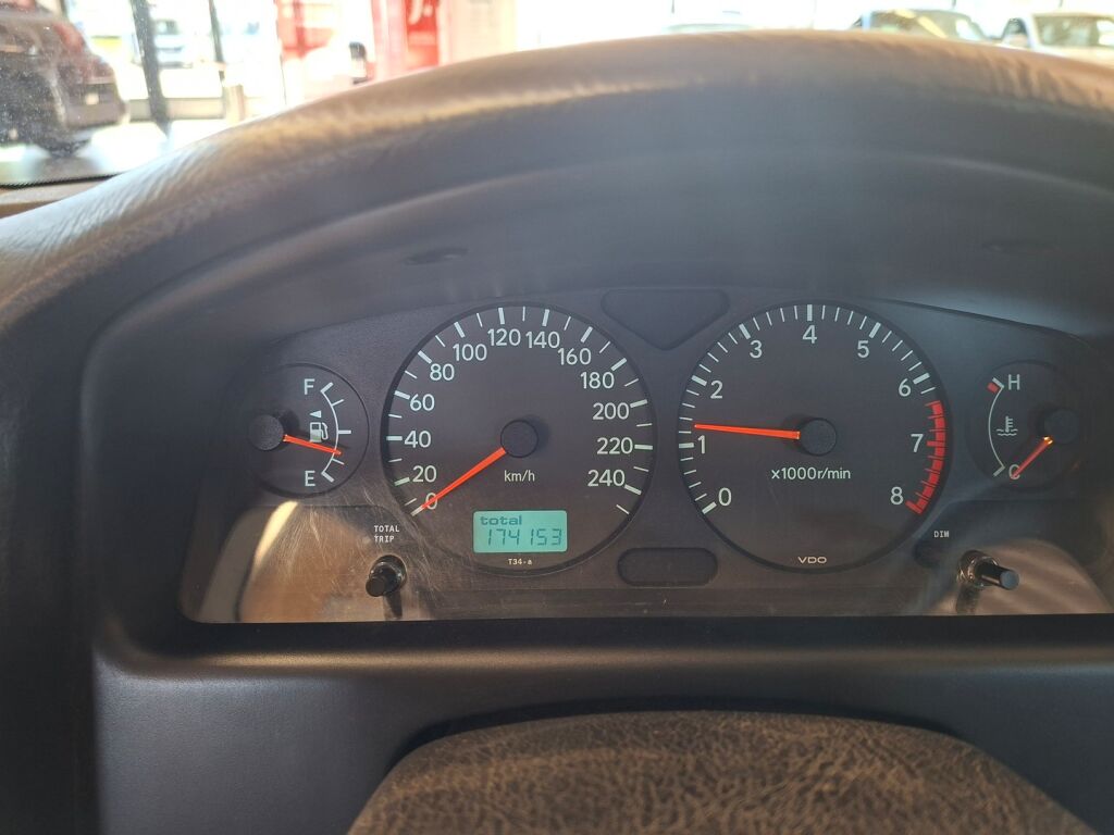 Toyota Avensis 2002 Punainen