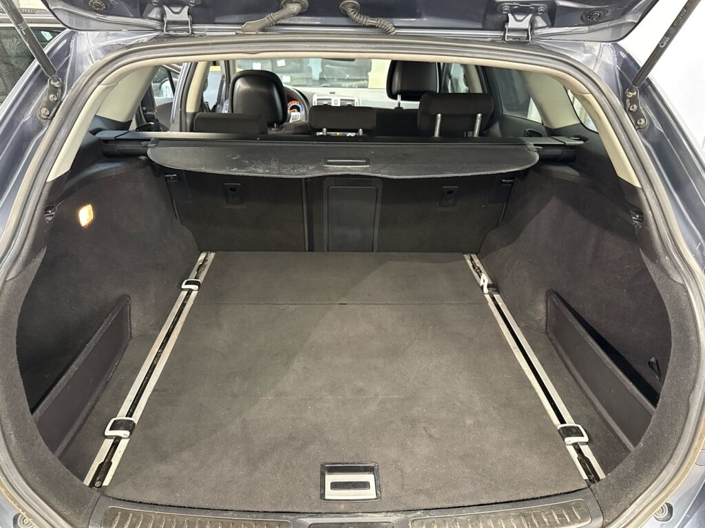 Toyota Avensis 2011 Sininen