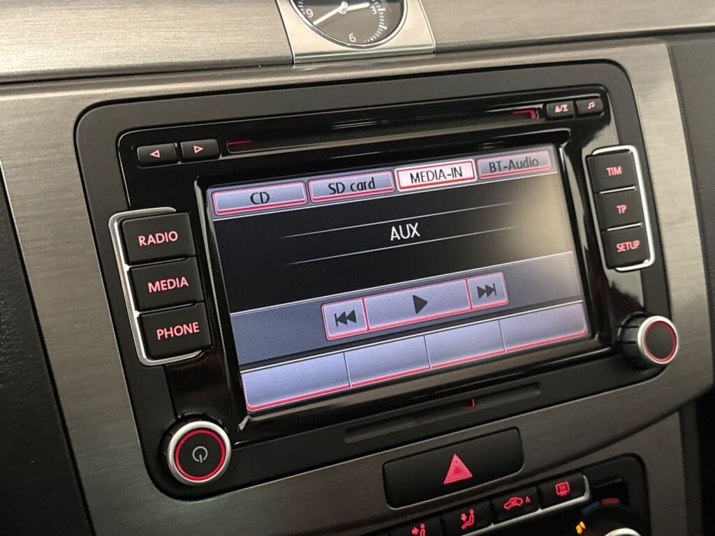 Volkswagen Passat 2011 Punainen