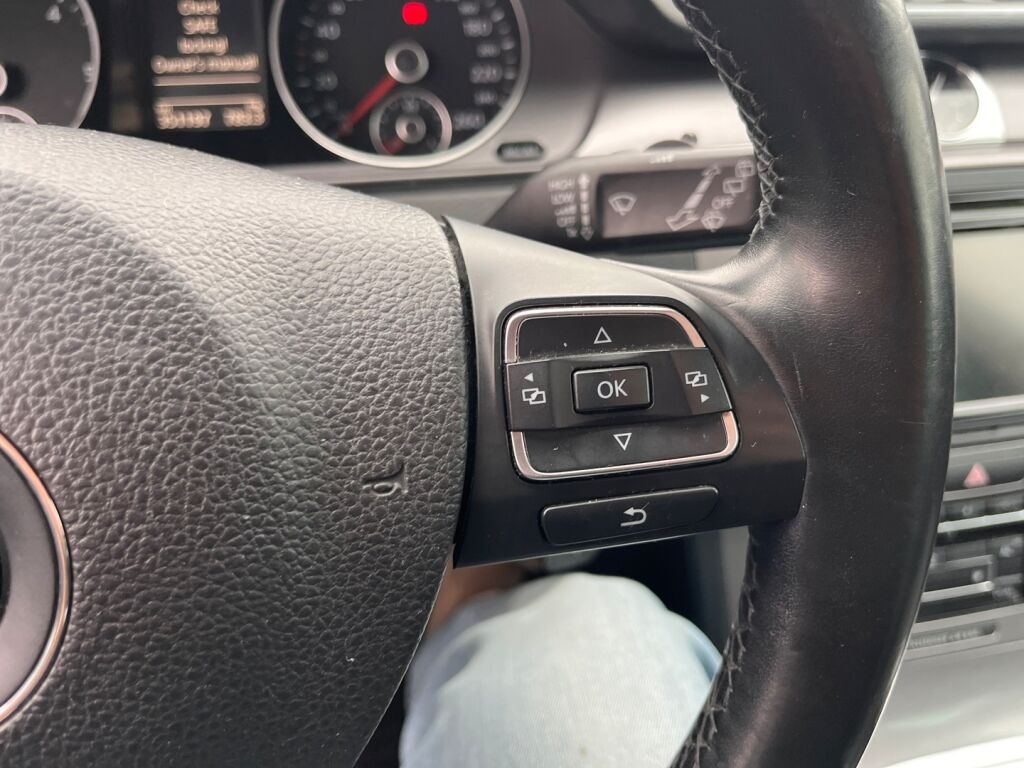 Volkswagen Passat 2011 Punainen
