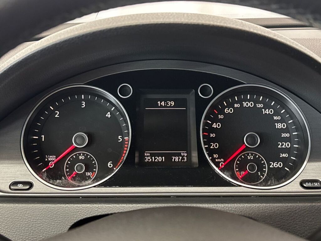 Volkswagen Passat 2011 Punainen