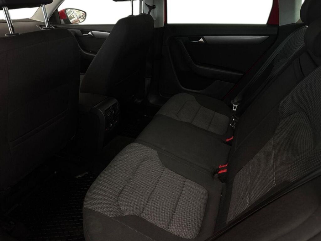 Volkswagen Passat 2011 Punainen