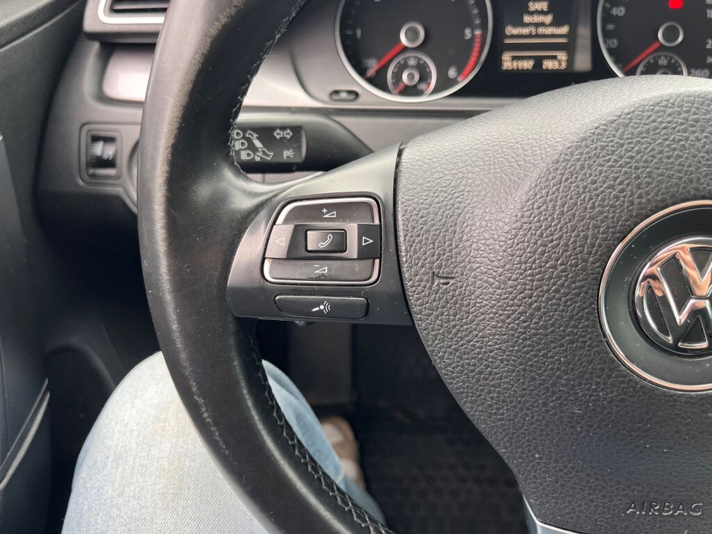 Volkswagen Passat 2011 Punainen