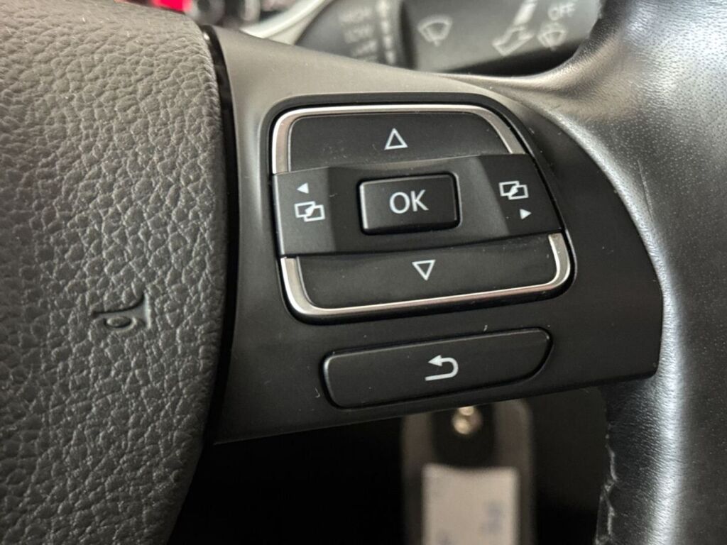 Volkswagen Passat 2011 Punainen
