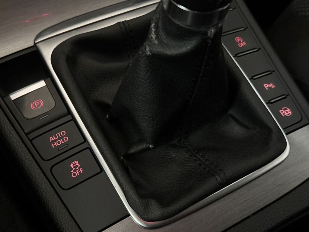 Volkswagen Passat 2011 Punainen