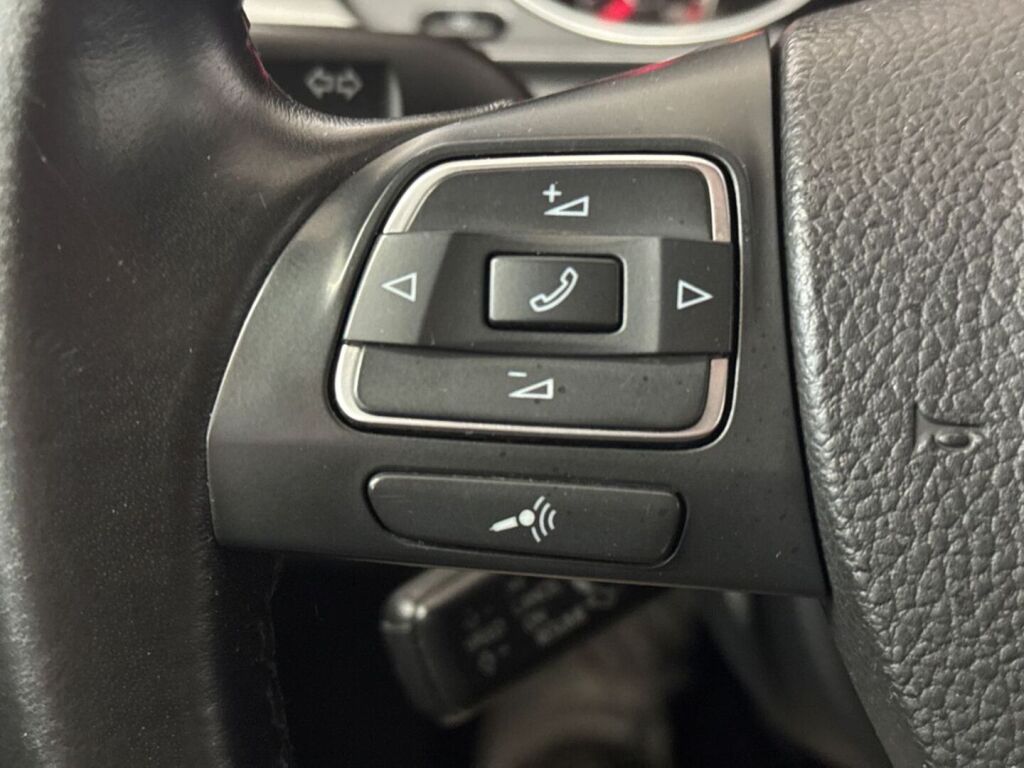 Volkswagen Passat 2011 Punainen