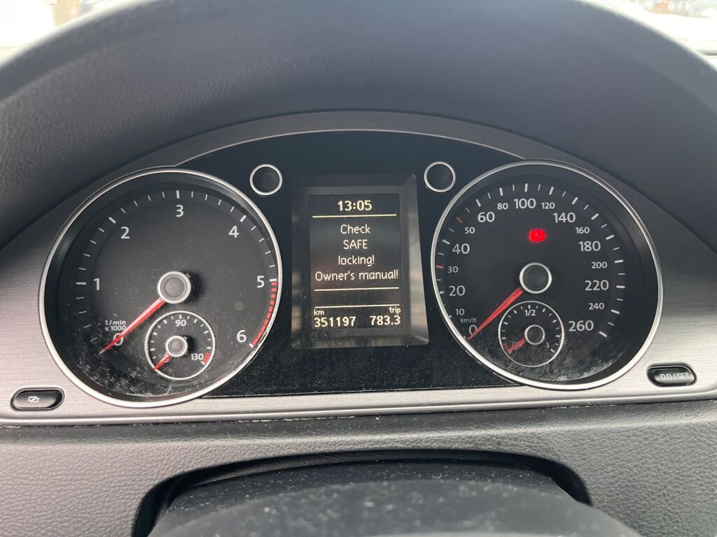 Volkswagen Passat 2011 Punainen