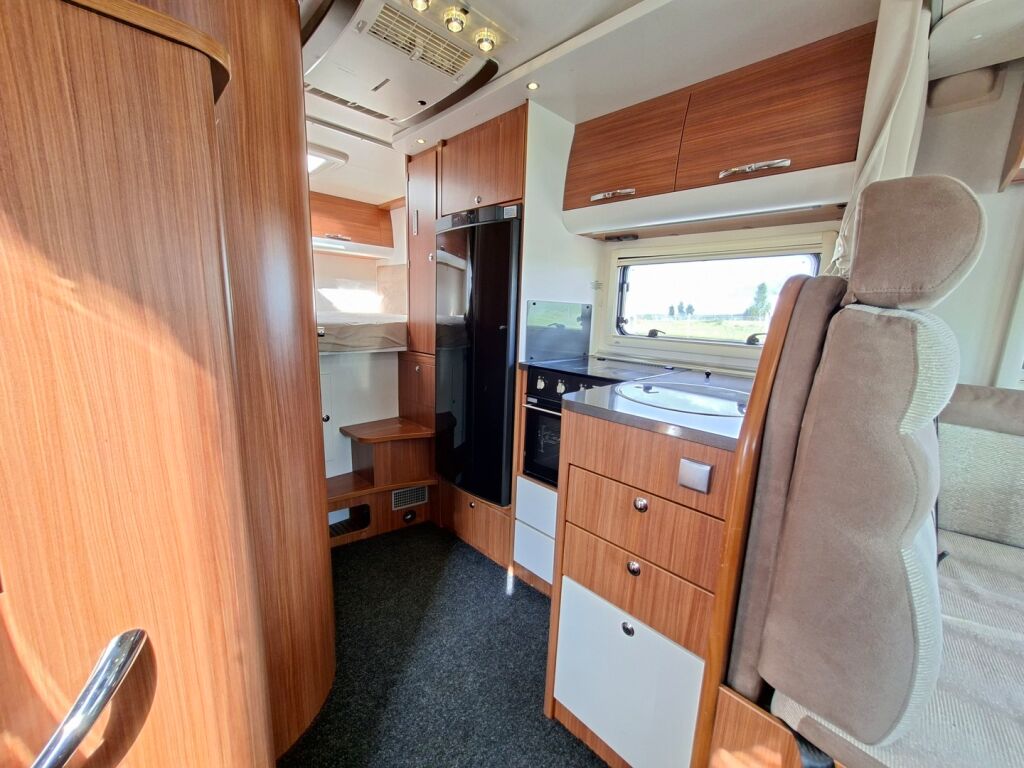 Adria Matrix Plus 680 SP 2012 Harmaa