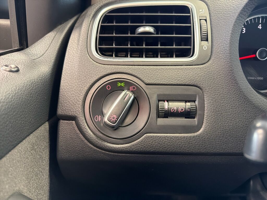 Volkswagen Polo 2010 Musta