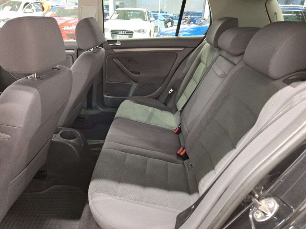 Volkswagen Golf 2005 Musta