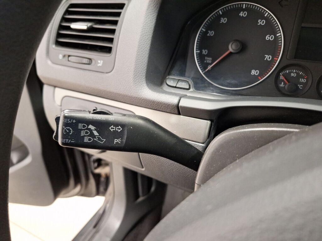 Volkswagen Golf 2005 Musta