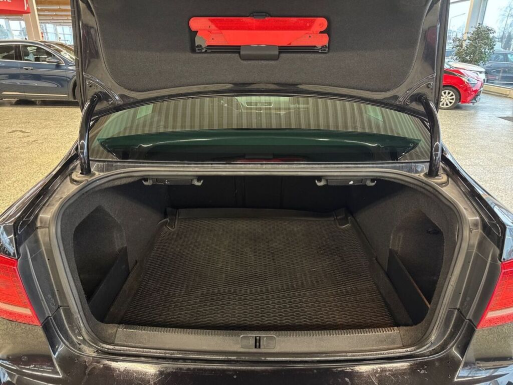 Volkswagen Passat 2013 Musta