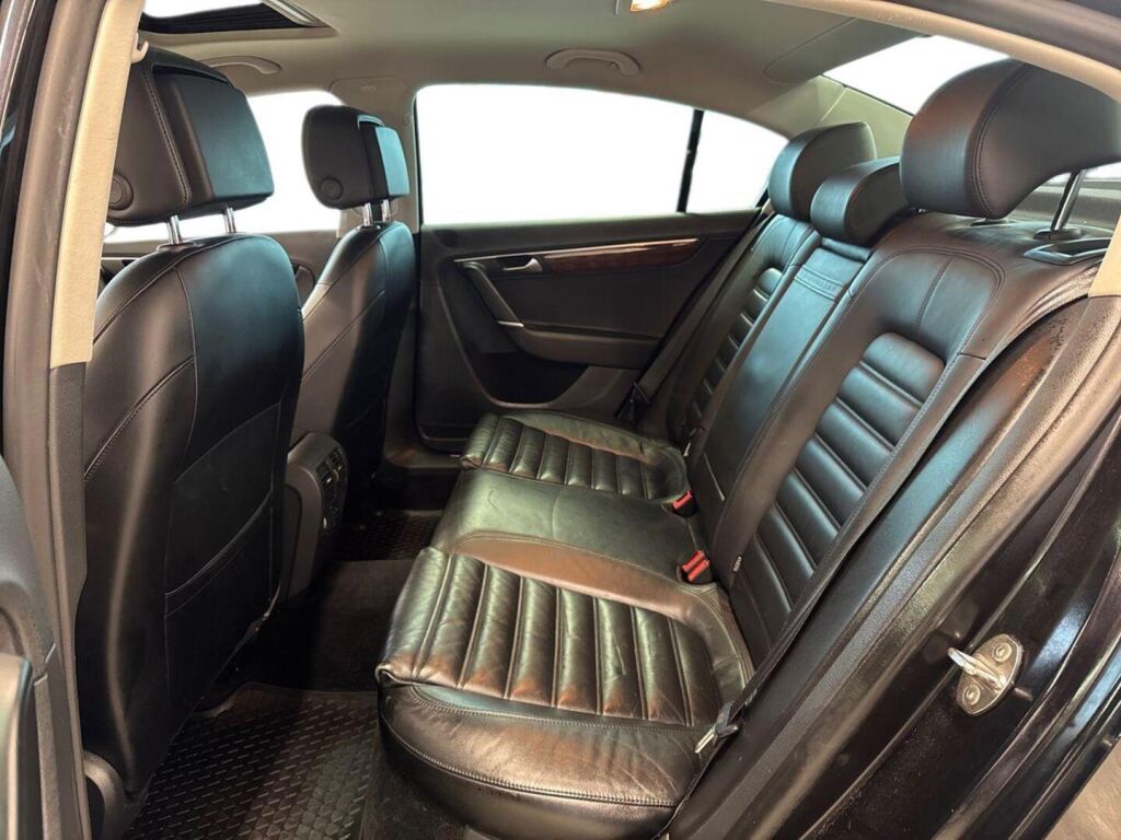 Volkswagen Passat 2013 Musta