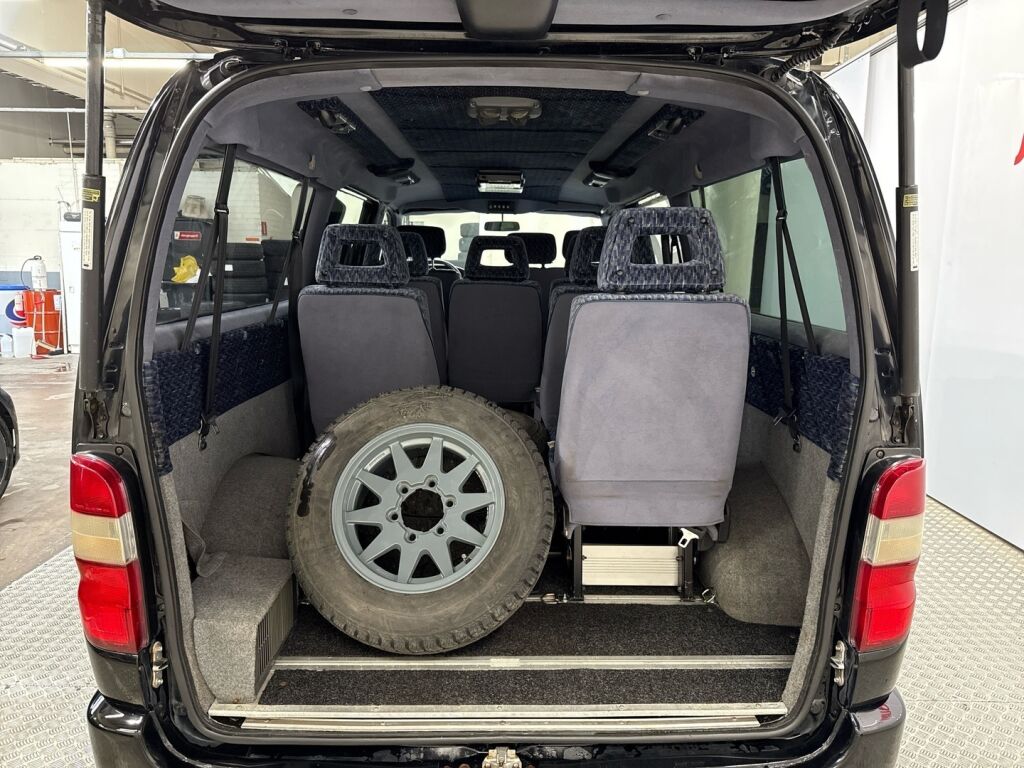 Toyota Hiace 2001 Musta