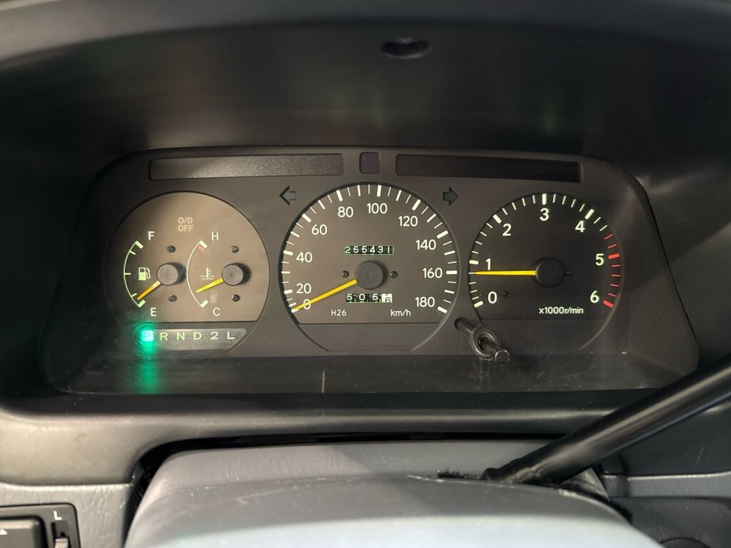 Toyota Hiace 2001 Musta