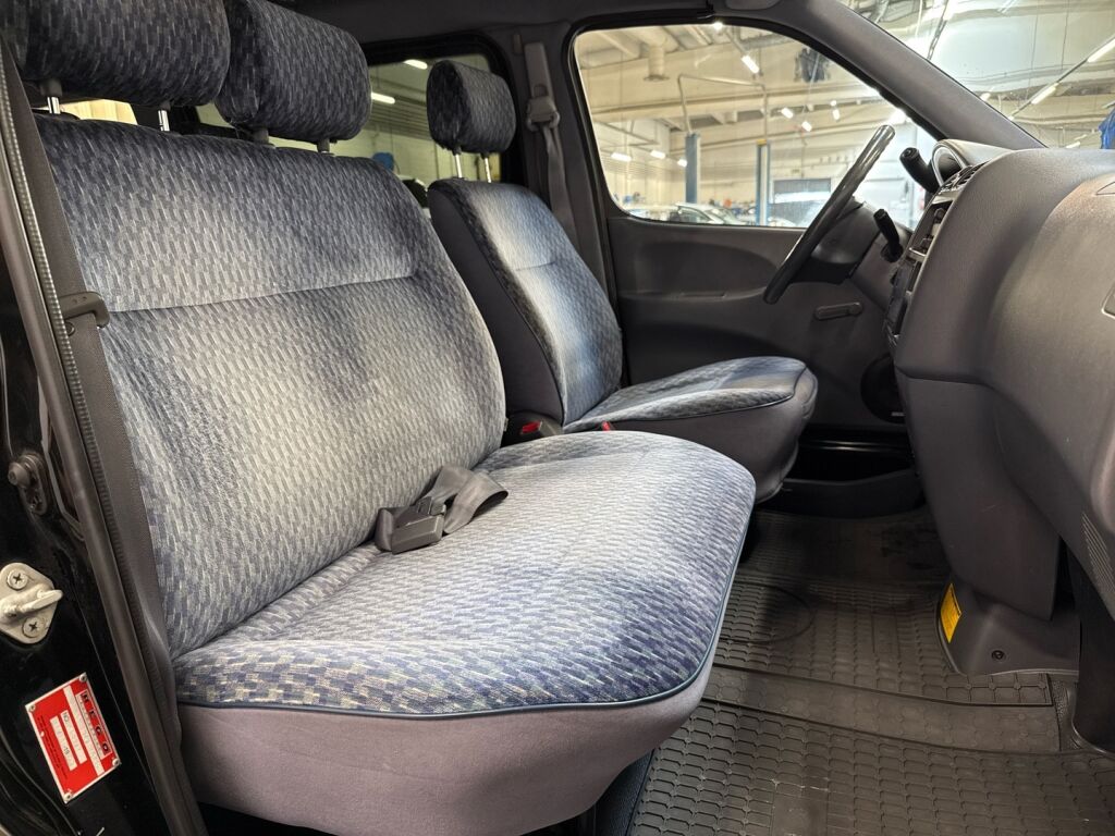 Toyota Hiace 2001 Musta