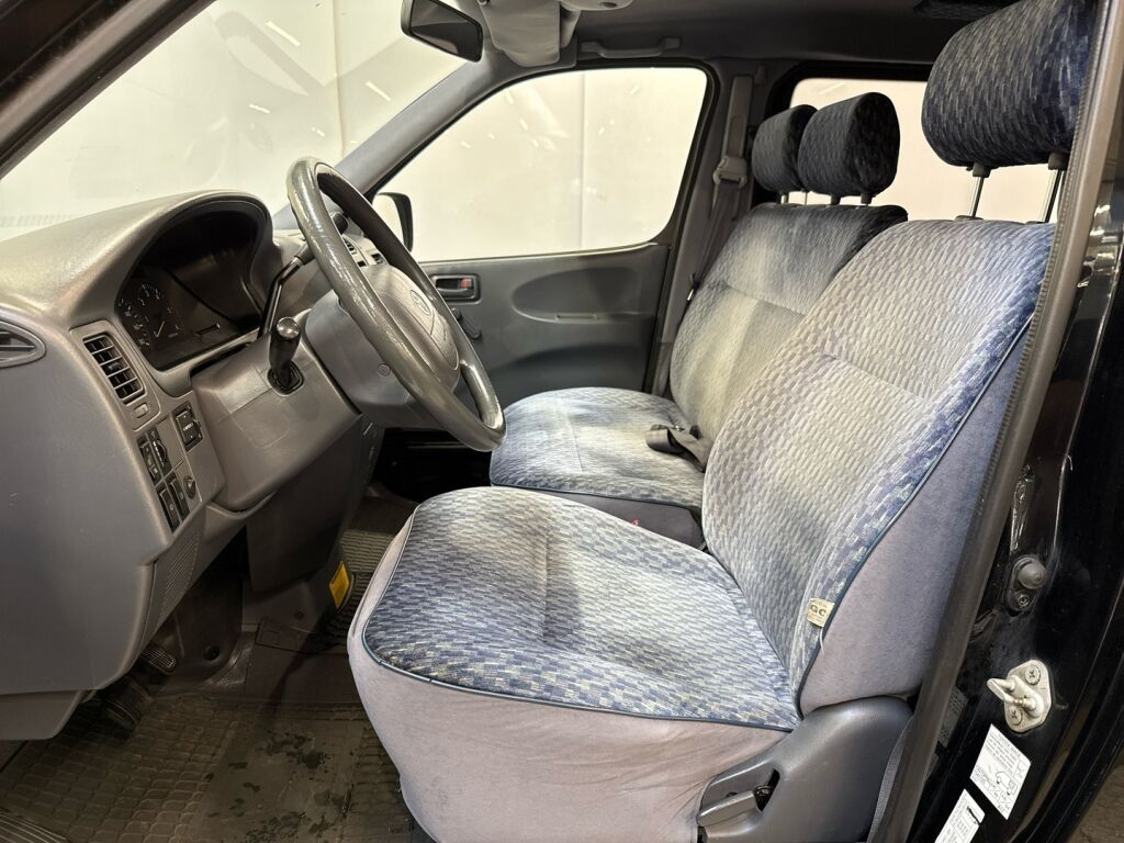 Toyota Hiace 2001 Musta