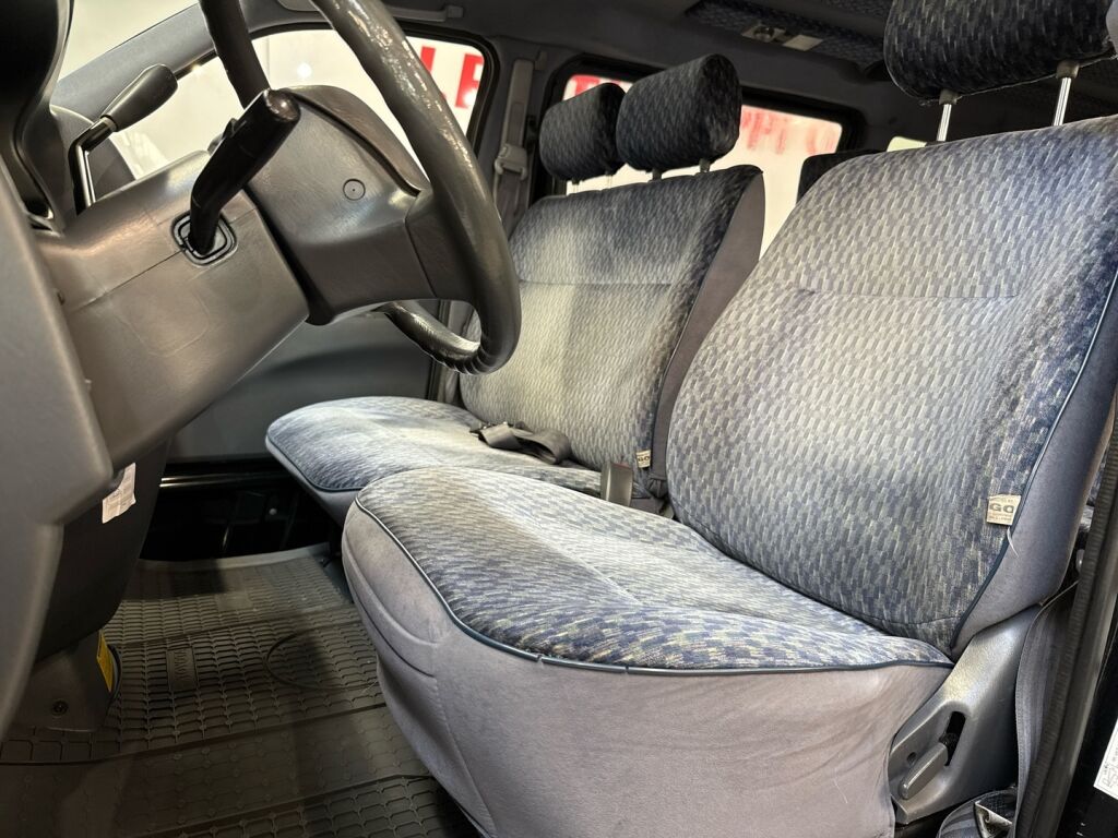 Toyota Hiace 2001 Musta