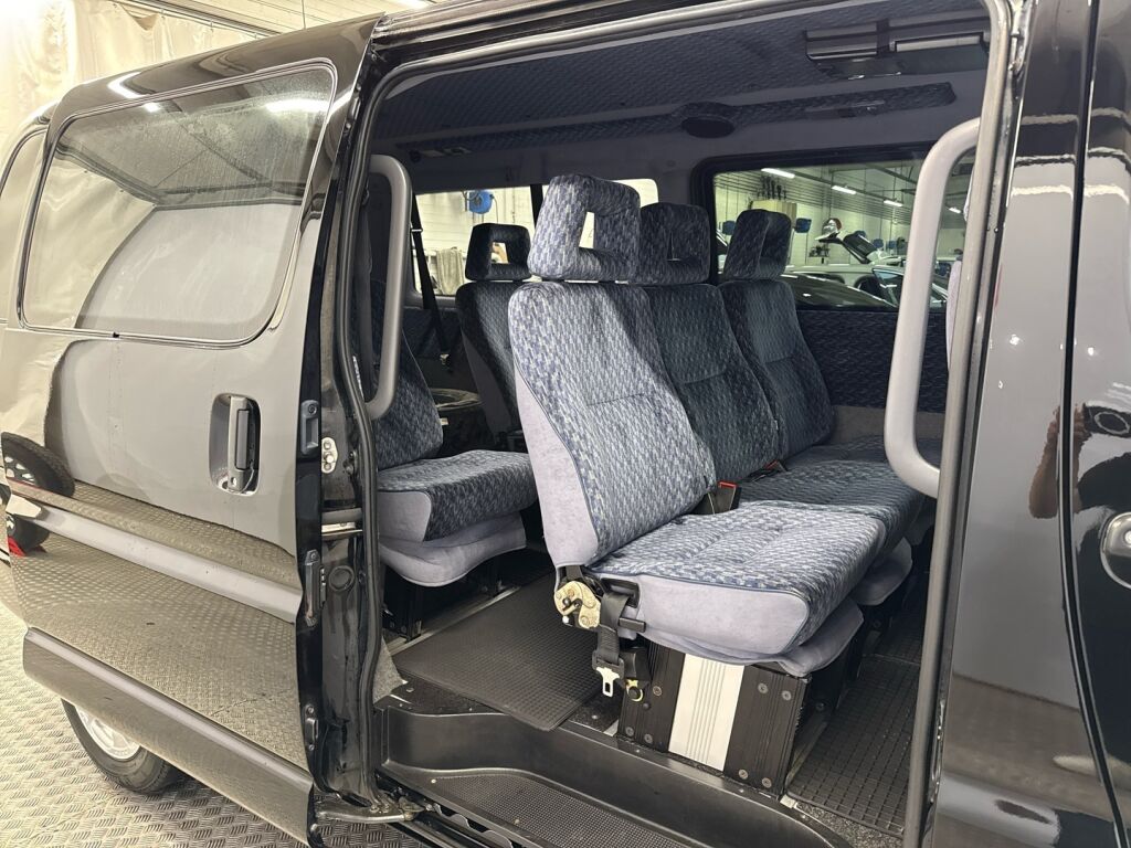 Toyota Hiace 2001 Musta