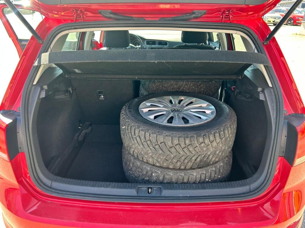 Volkswagen Golf 2013 Punainen