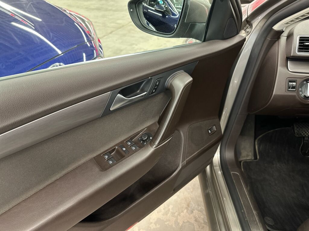 Volkswagen Passat 2012 Ruskea (beige)