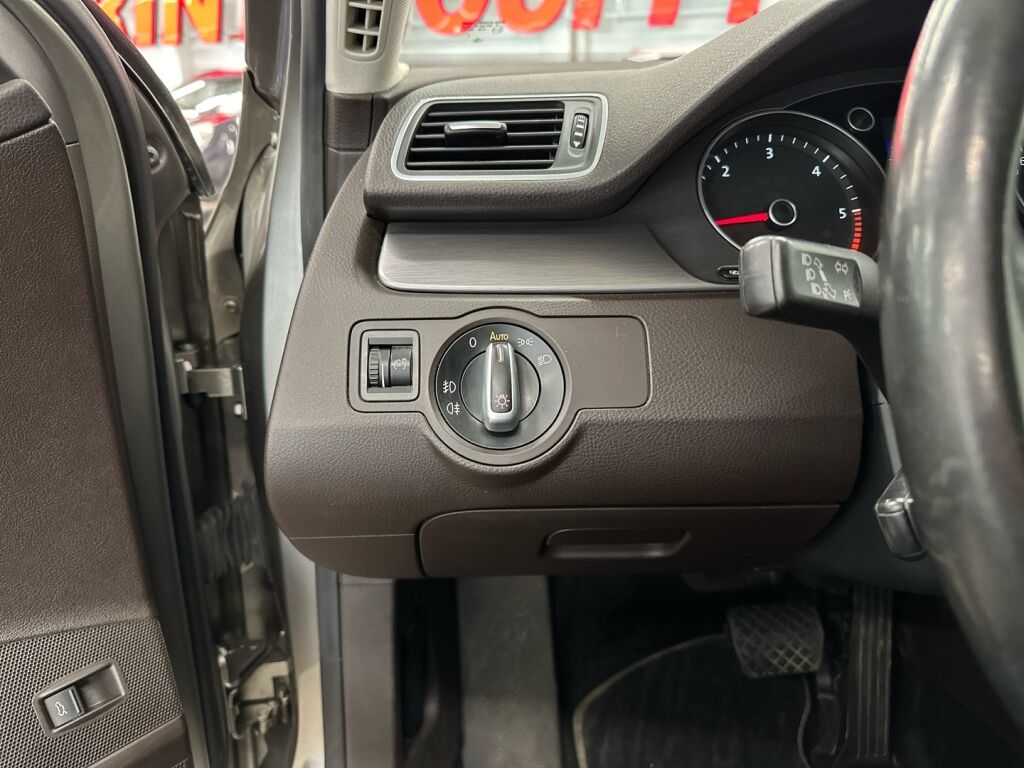 Volkswagen Passat 2012 Ruskea (beige)